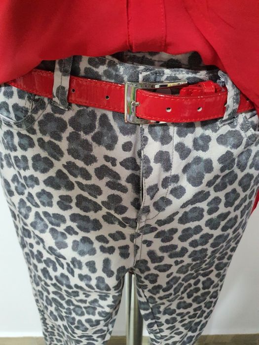 Animal print pantaloni,  model confortabil și în trend;