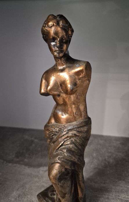 Statuetă decorativă Zeița Afrodita din antimoniu poleită cu cupru, înnălțime 24cm.