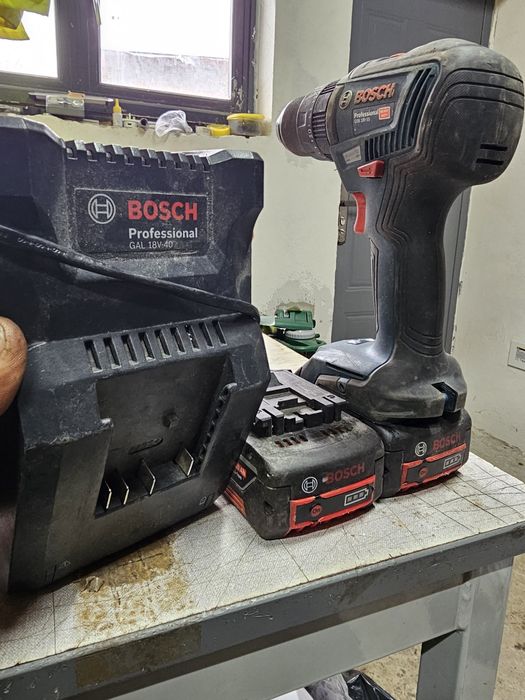 Bormașină Bosch de 18v cu 2 baterii de4ah si încărcător.