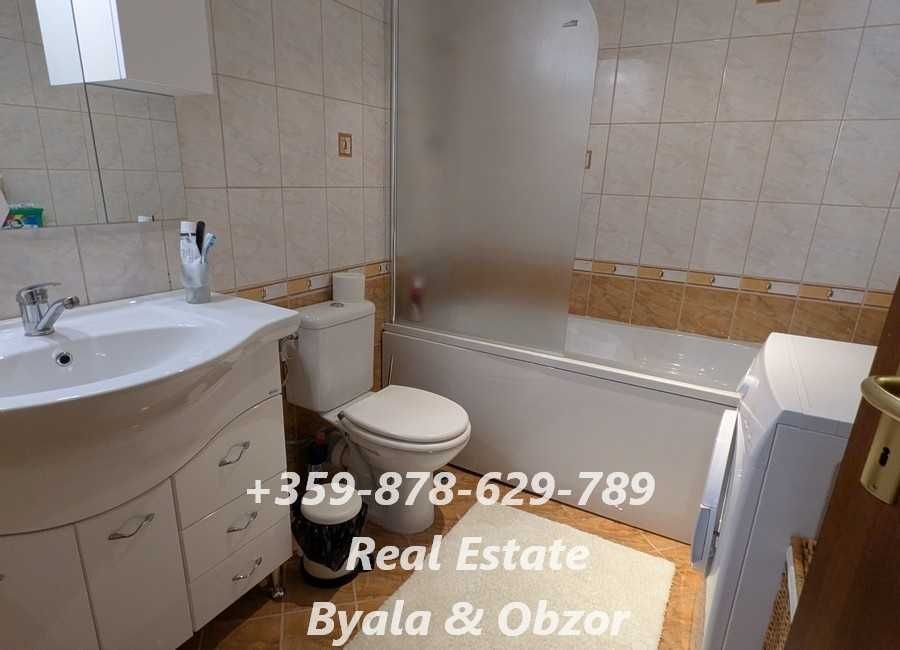 Просторен тристаен апартамент с голям двор-тераса в гр.Обзор