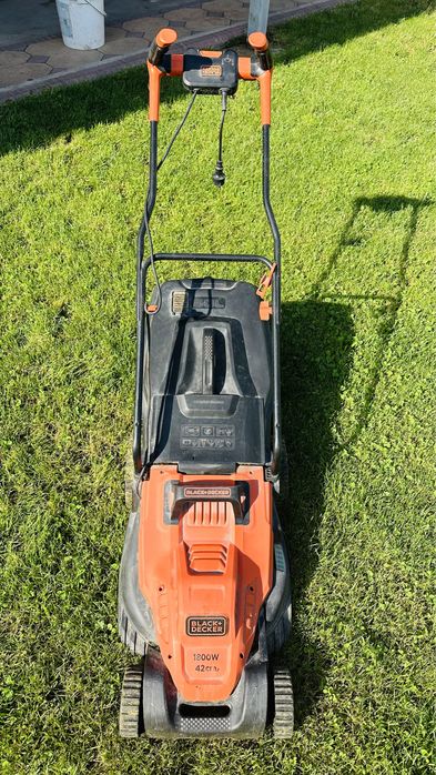 Газона косилка в рабочем состаяние