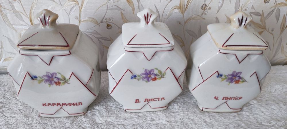 Порцеланови буркани за подправки. От два сервиза, за допълване.