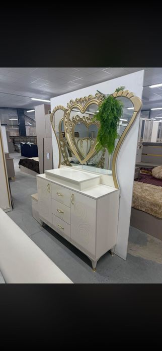Спалня Оливия с гардероб две нощни шкафчета и тоалетка
