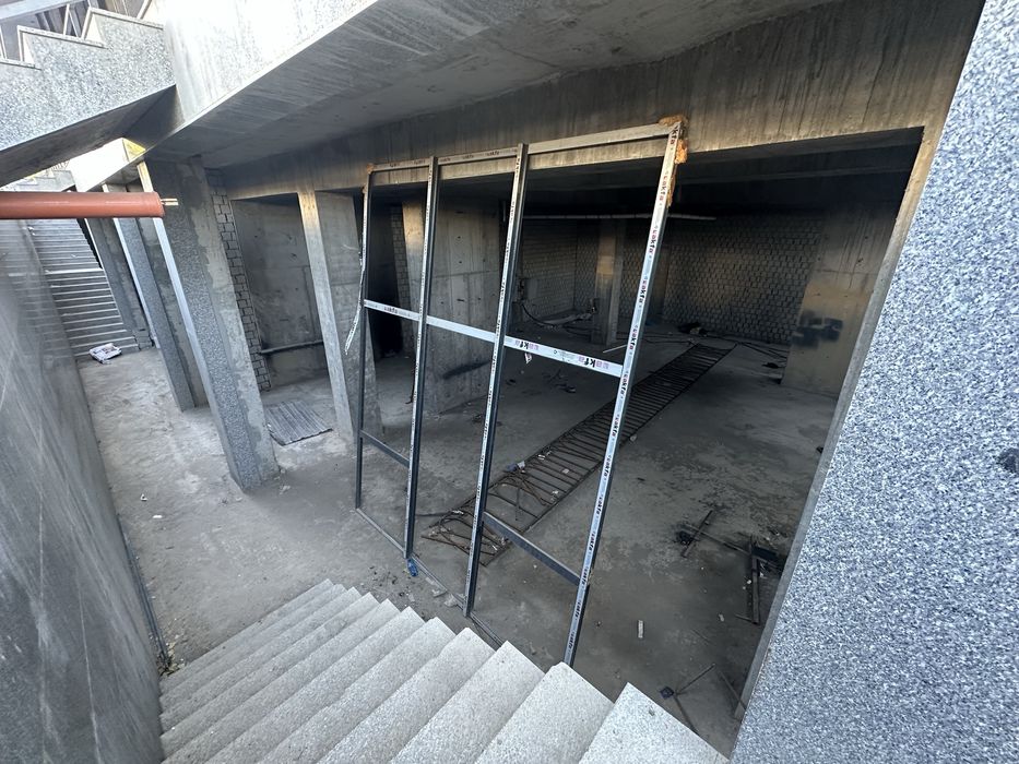 Юнусабадский район срочно продается цокольный этаж вдоль дороги 101 кв