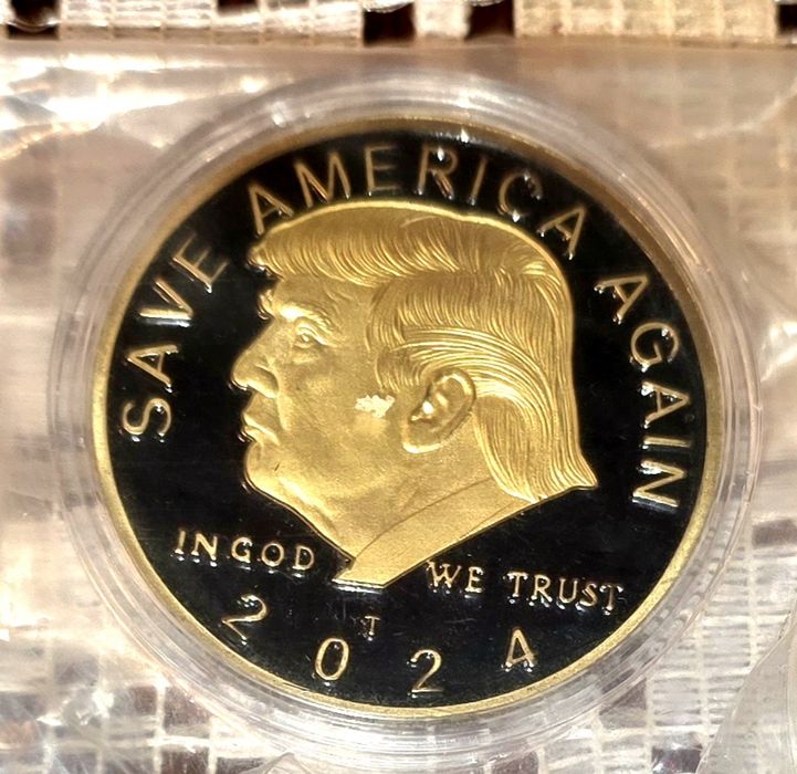 Monede cu  Domnald Trump, + Ordine militare  RSR, tabachera, brelocuri