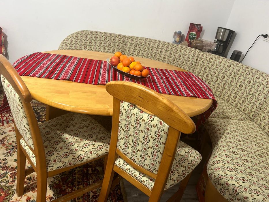 Vand colțar +masa lemn masiv +2 scaune