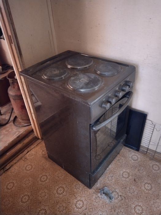 Продам электро плиту Hansa