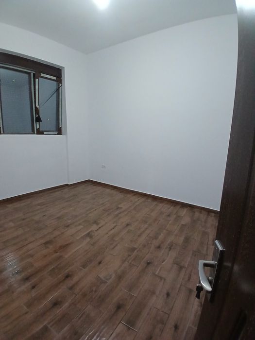 Vand urgent apartament ultracentral la vila parter