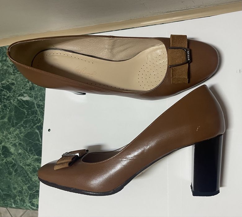 Кафяви обувки на ток