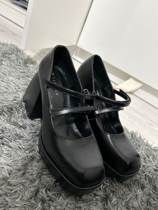 Pantofi cu toc negru gros