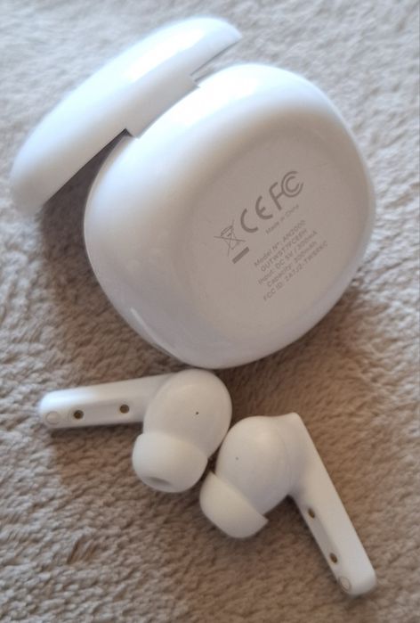 Guess Glossy Classic Logo In ear Bluetooth хендсфри Слушалки с Кутийка за Зареждане Бял