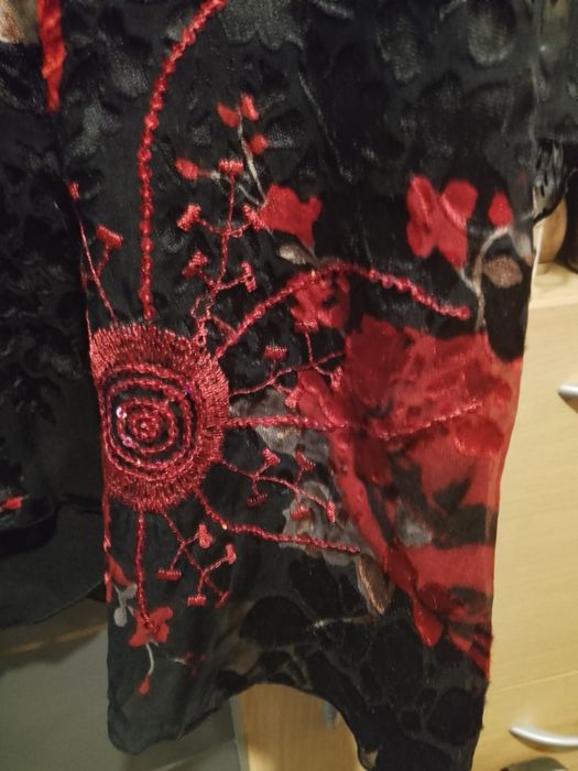 Красива  блуза на TONE коприна с подплата