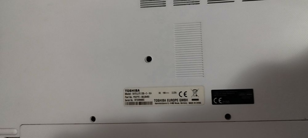 Бял лаптоп Toshiba