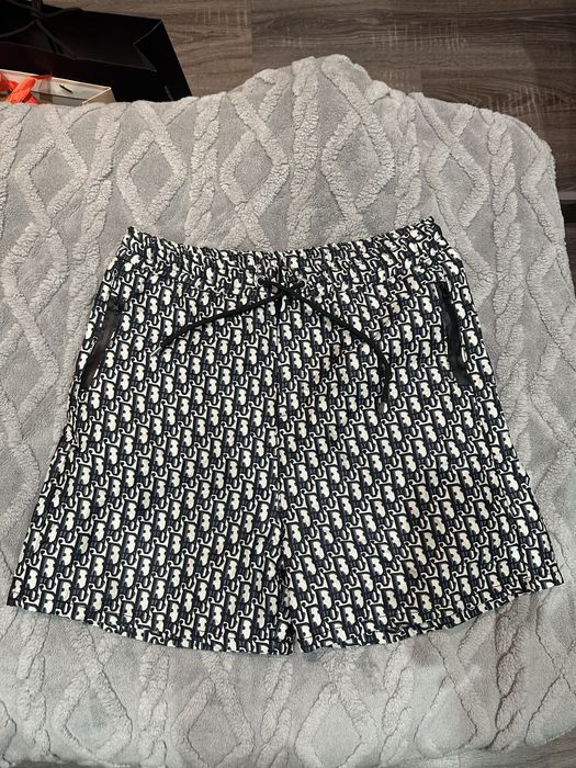 пуловер Benetton и блуза Valentino, Dior