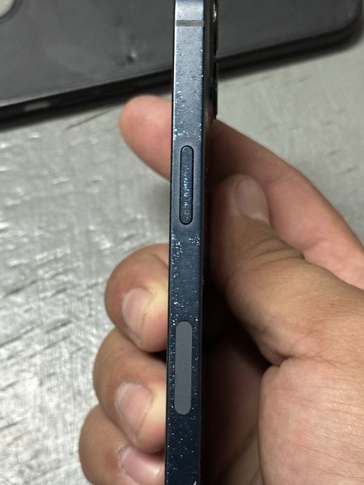 Продам IPhone 13