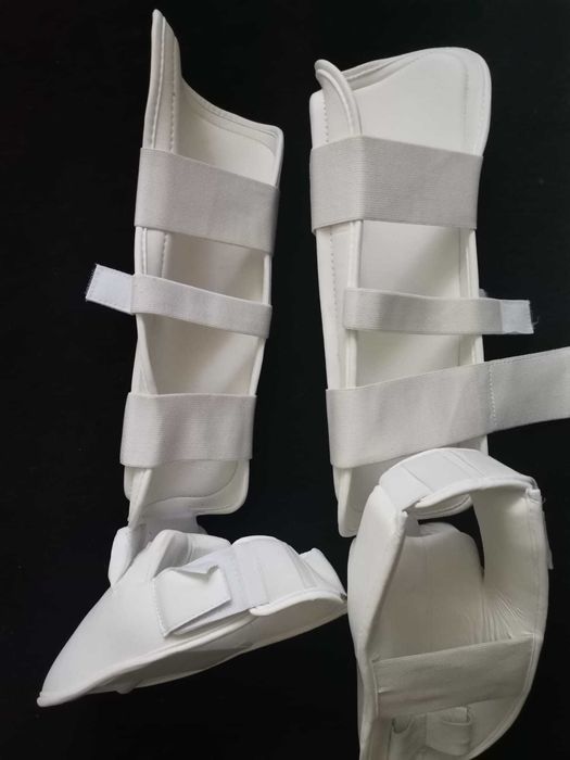 Tibiere si botosei karate albe si rosii