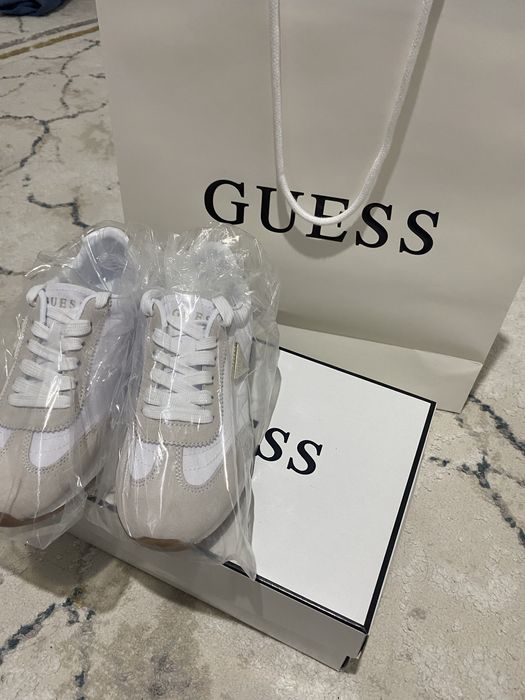 Кроссовки от бренда GUESS