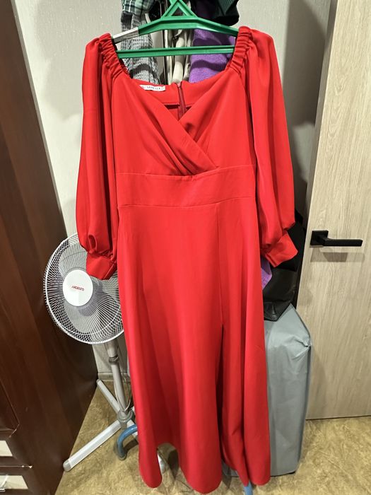 Красное платье вечернее. Покупала за 15 тысяч. Носила 1 раз. Размер 44