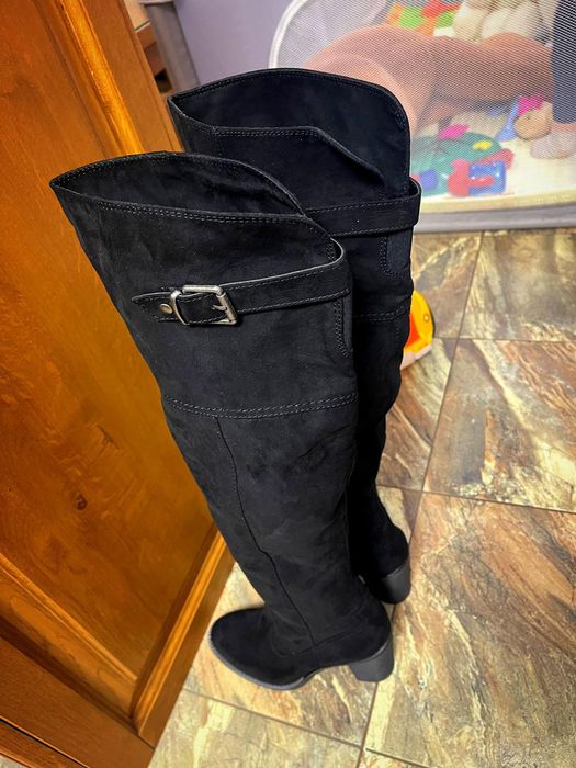 Чисто нови велурени ботуши с дебел ток