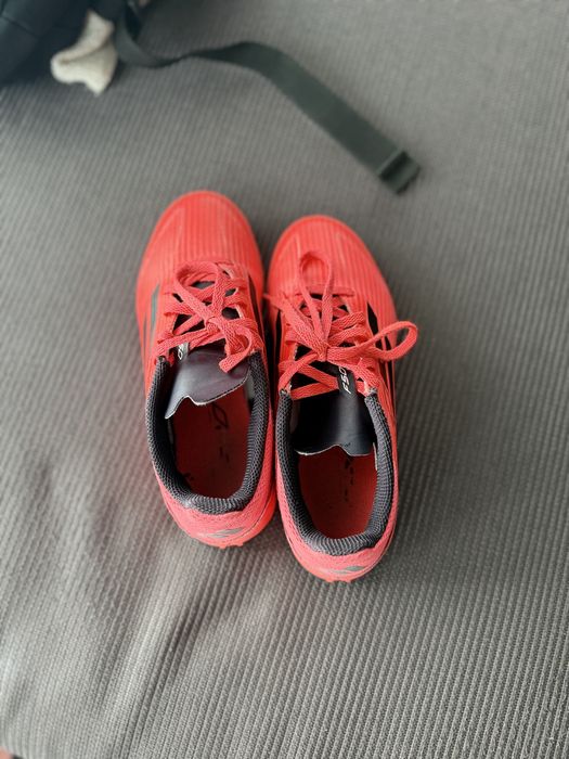 Футболни маратонки за изкуствена трева