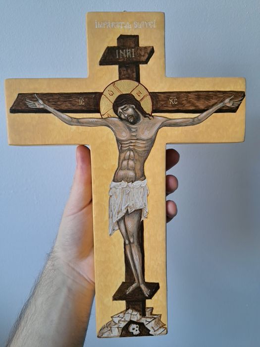 Cruce pictată manual