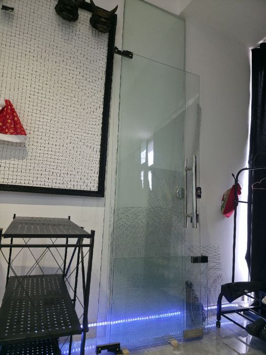 Продается стеклянная дверь