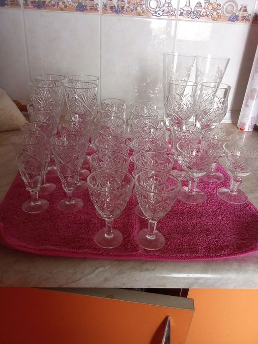 Фужеры, салатницы, графин , стаканы.