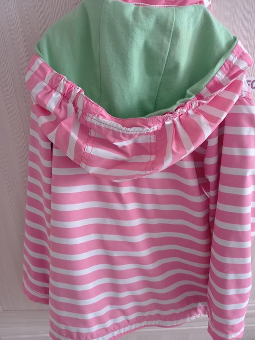 Продам ветровку на девочку.