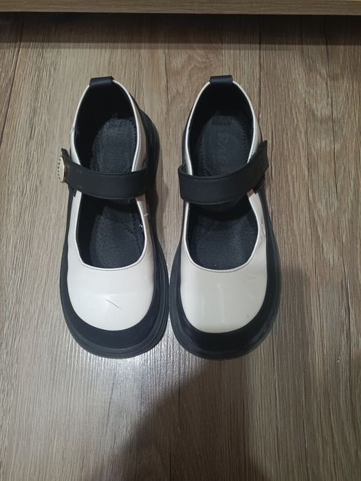 Красивые школьные туфли