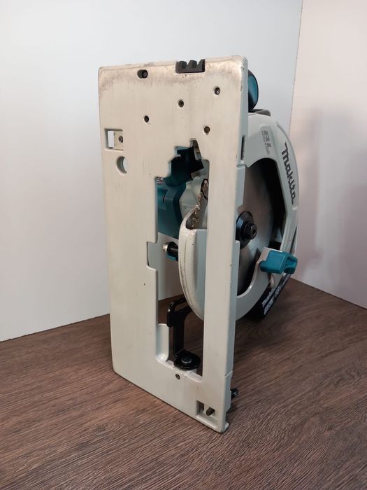 Vând circular Makita