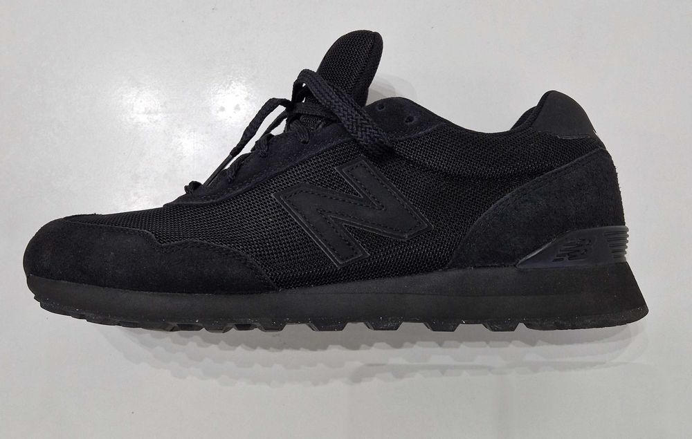 Мъжки маратонки "NEW BALANCE" в черен цвят.