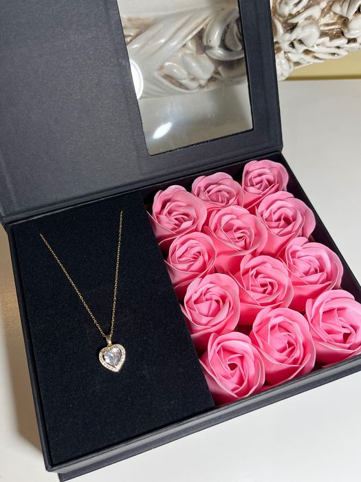 Подаръчна кутия със сапунени рози(червени, розови и лилави) + колие