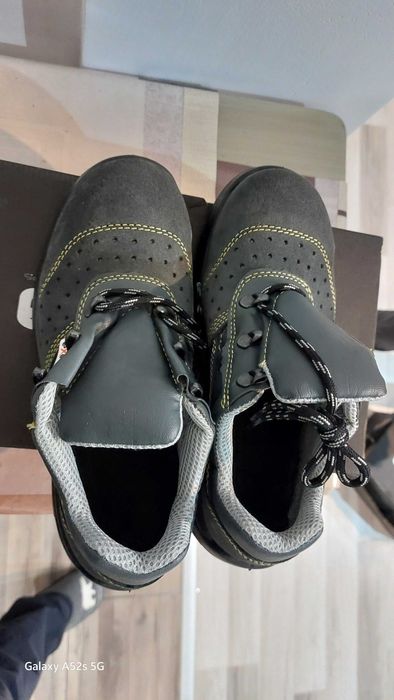 Pantofi pentru lucru cu protectie metalica