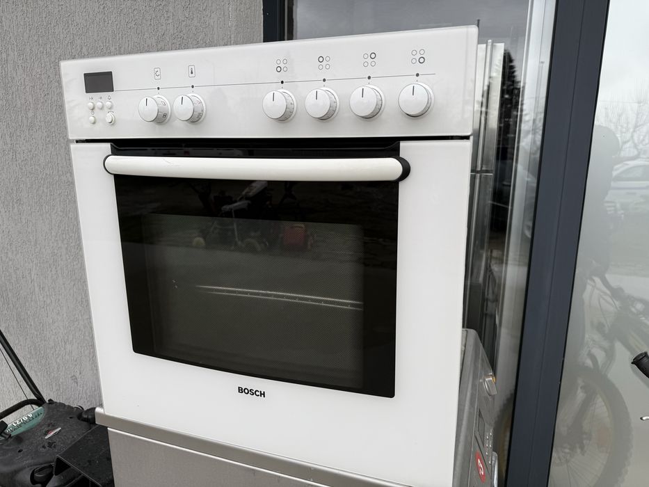 Фурна за вграждане Bosch+ керамичен плот