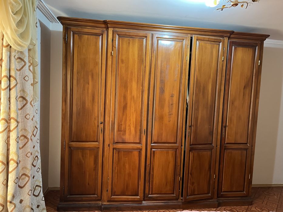 Продаю деревянный шкаф