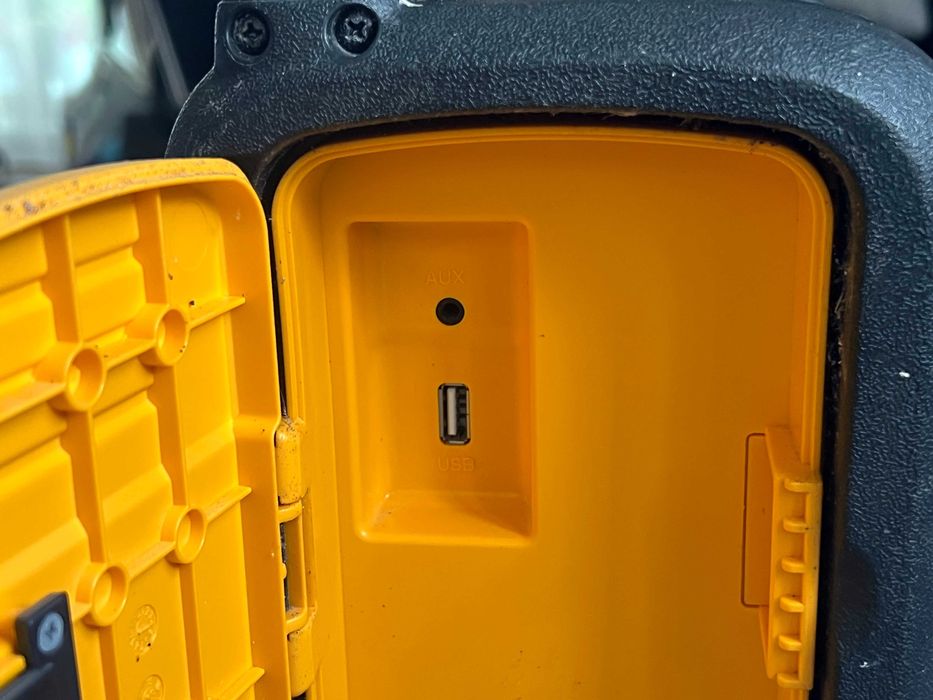 Radio șantier DeWalt Digital DAB FM AUX USB functional doar pe baterie