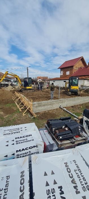 Excavator de inchiriat/Cilindru compactor