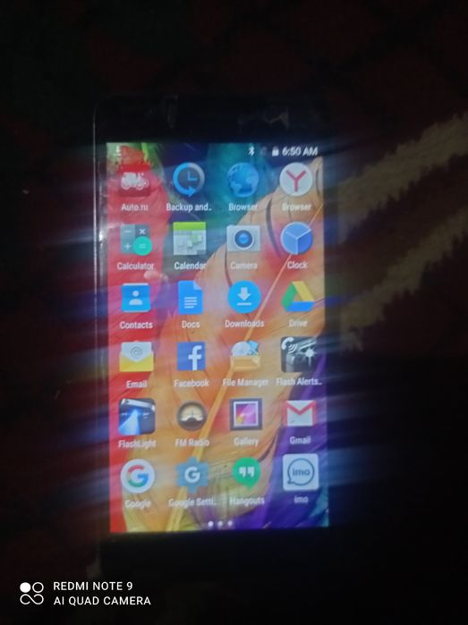 Aybi bor telefoni tepasi salgina singan lekin ishlaydi