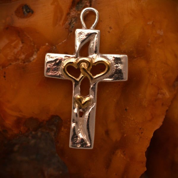 Сребърен медальон 925 „Тройно сърце в кръста“ – символ на любов, вяра