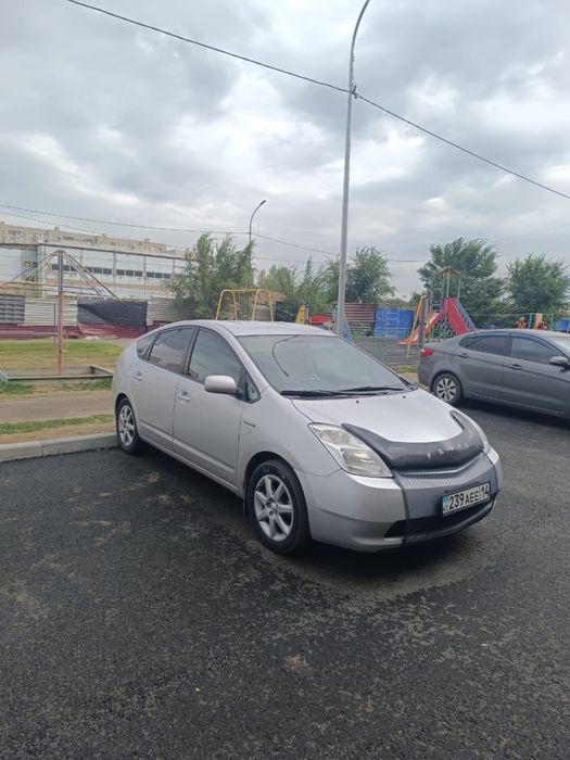 Автомобиль тойота приус
