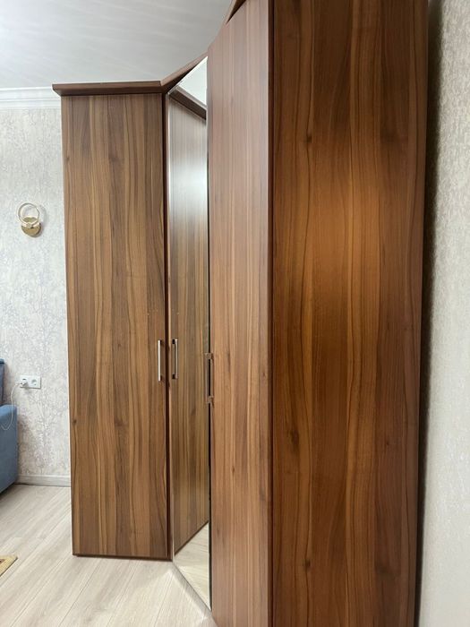 Шкаф угловой с зеркалом