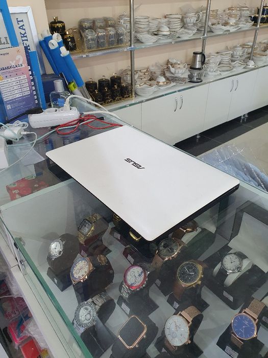 Asus noutbook sotiladi