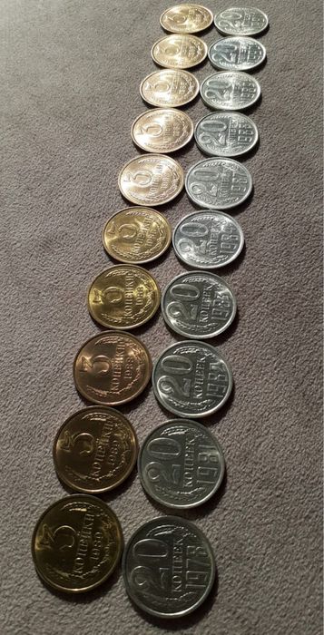 Монеты по 200 тенге