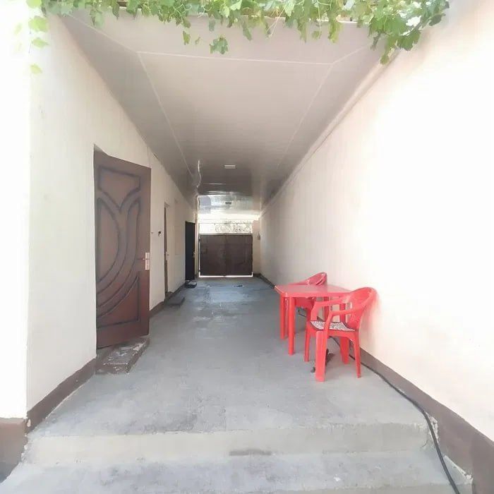 Продаётся дом в Мирабадском районе на Саракульке, участок 1,5 сотки.