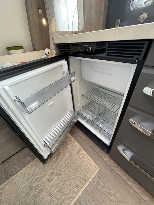 Rulotă nouă premium Hobby OnTour 390Sf pentru 4 persoane