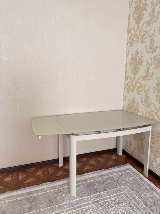 Кухонный стеклянный стол