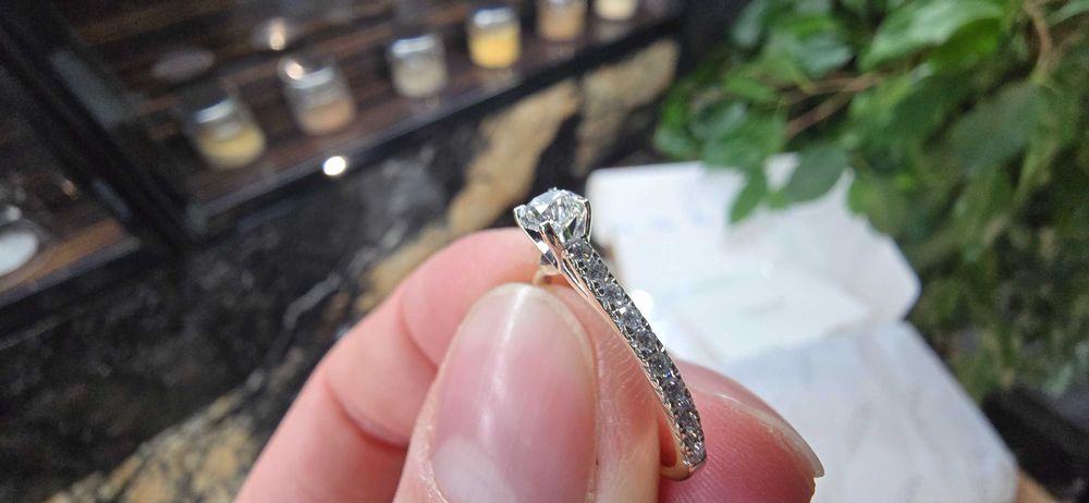 ГОДЕЖЕН ПРЪСТЕН С 21 ДИАМАНТА