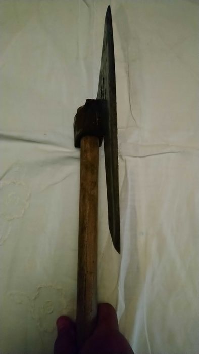 Стара специлна брадва за ръчна изработка на греди.