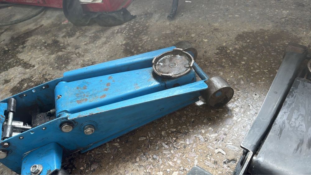 Продам 3 тонный домкрат
