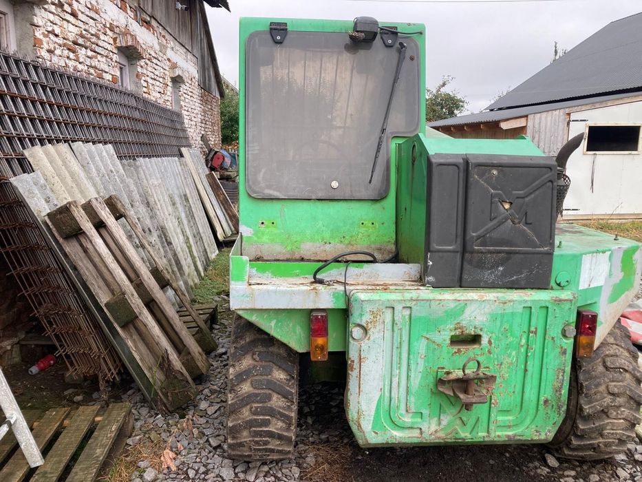 Vând încărcător telescopic Merlo P20.6 SC, an de fabricație 1993. Utilajul este complet din punct de vedere structural, dar are nevoie de atenție.